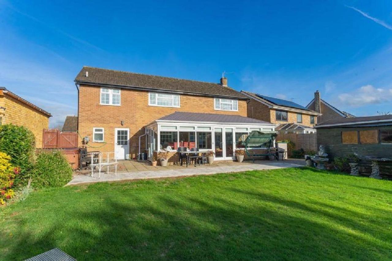 Kennedy Villa - 5 Bedroom House With Hot Tub, Wifi, Free Parkings, Close To Bicester Village Экстерьер фото