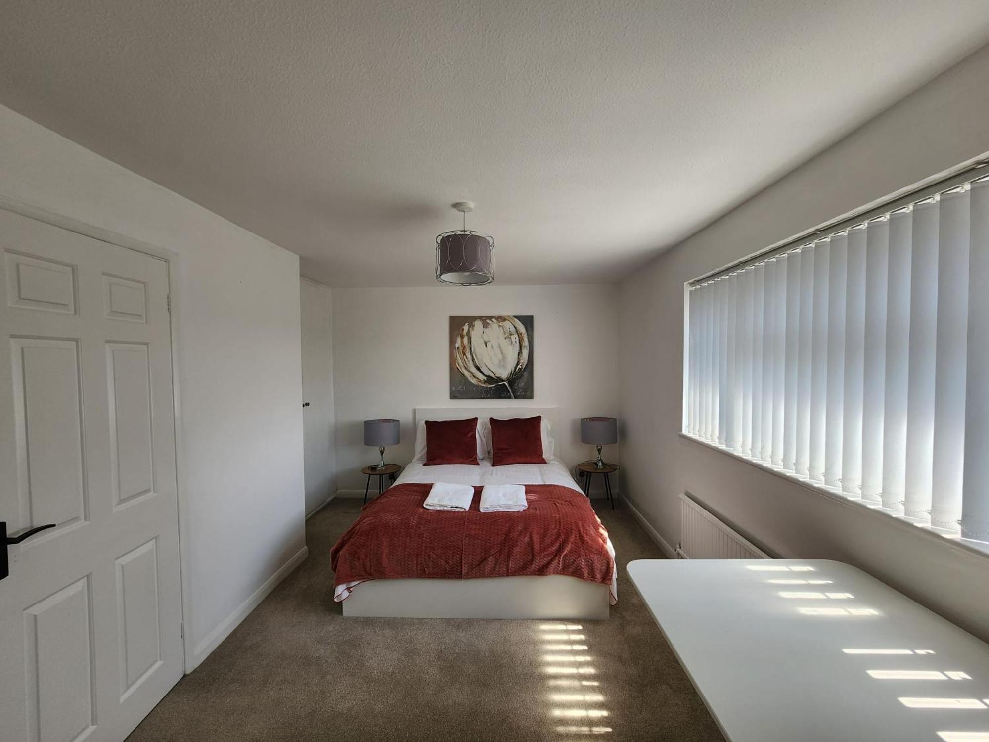 Kennedy Villa - 5 Bedroom House With Hot Tub, Wifi, Free Parkings, Close To Bicester Village Экстерьер фото
