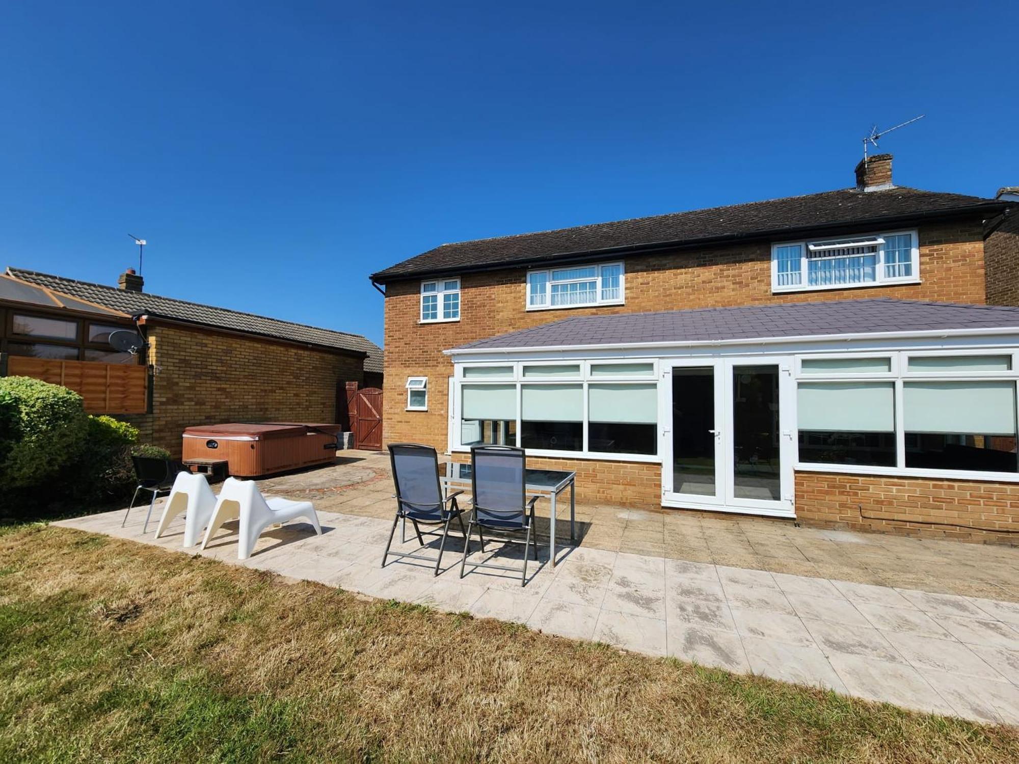 Kennedy Villa - 5 Bedroom House With Hot Tub, Wifi, Free Parkings, Close To Bicester Village Экстерьер фото