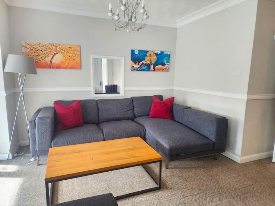 Kennedy Villa - 5 Bedroom House With Hot Tub, Wifi, Free Parkings, Close To Bicester Village Экстерьер фото